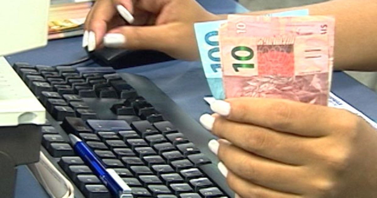 Cresce número de pessoas que pretendem usar 13º para pagar dívidas